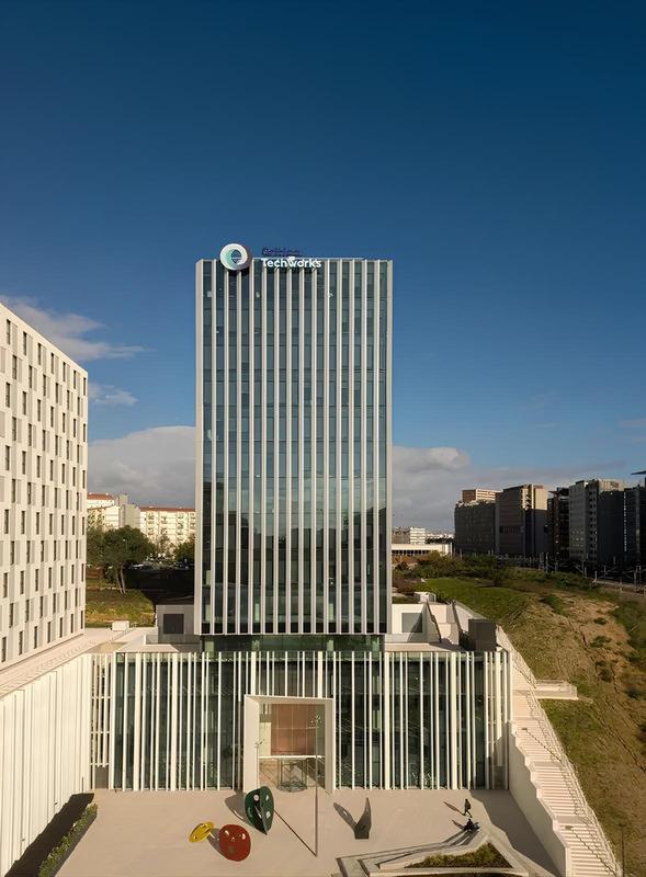 Faz parte do complexo imobiliário onde se insere o Hotel Moxy Lisboa Oriente.